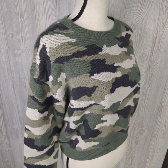 Divided By H&M Women’s Large Cropped Camo Green Pullover Sweater - Picture 2 of 7